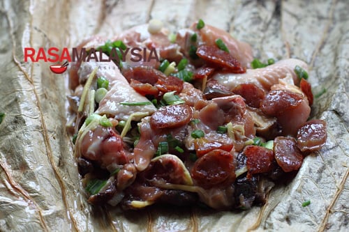 Steamed Chicken in Lotus Leaf – I love the earthy aroma lotus leaves impart to the dish, and most of all, I love it that the leaves retain the moisture and natural flavors of the ingredients. | rasamalaysia.com