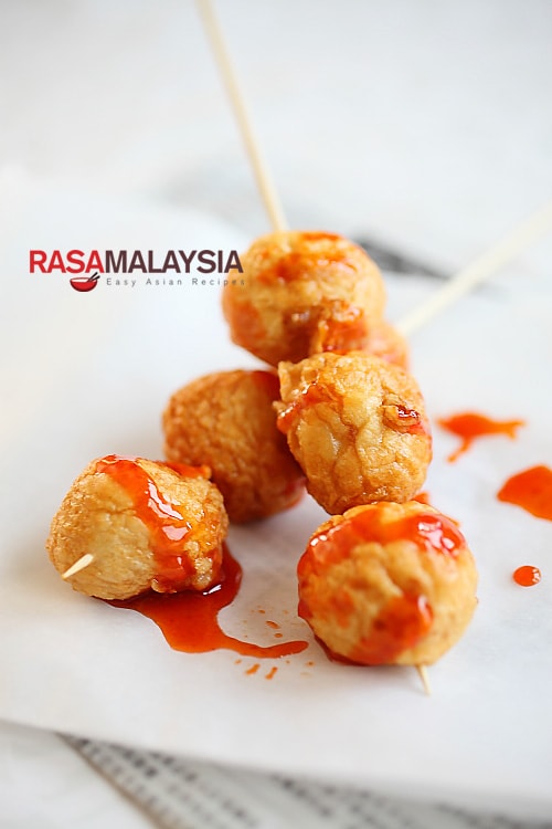 Fried Cuttlefish Balls (炸墨鱼丸): —They are nice little treats, ones that I particularly enjoyed eating, especially when they are dipped in a spicy condiment such as Lingham’s hot sauce | rasamalaysia.com