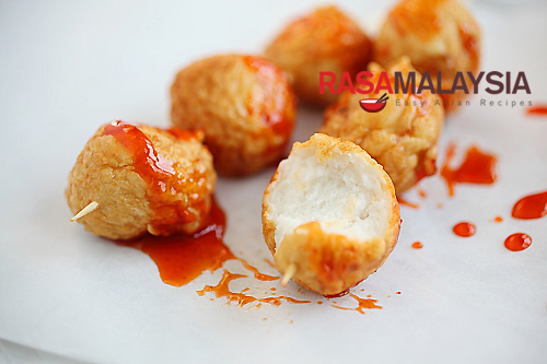 Fried Cuttlefish Balls (炸墨鱼丸): —They are nice little treats, ones that I particularly enjoyed eating, especially when they are dipped in a spicy condiment such as Lingham’s hot sauce | rasamalaysia.com