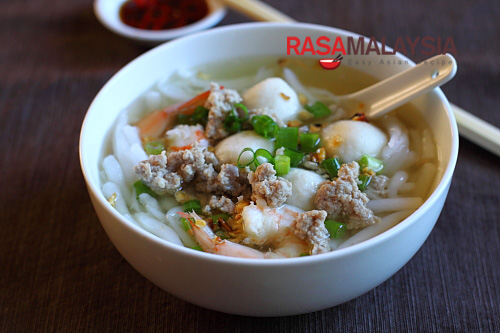 Rice Noodle Soup (Bee Thai Bak) recipe - I personally am a big fan of Bee Thai Bak, which is QQ (springy) and easy to eat (not much chewing needed!). | rasamalaysia.com