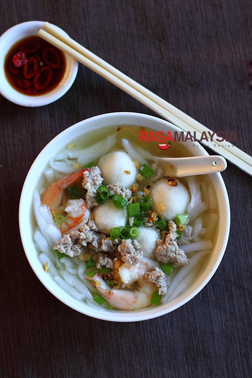 Rice Noodle Soup (Bee Thai Bak) recipe - I personally am a big fan of Bee Thai Bak, which is QQ (springy) and easy to eat (not much chewing needed!). | rasamalaysia.com