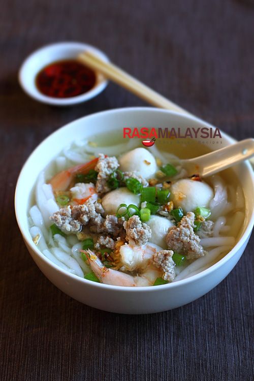 Rice Noodle Soup (Bee Thai Bak) recipe - I personally am a big fan of Bee Thai Bak, which is QQ (springy) and easy to eat (not much chewing needed!). | rasamalaysia.com