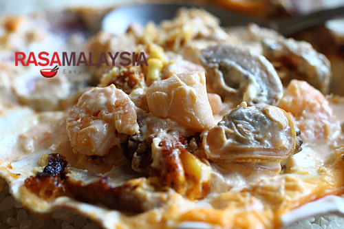 Seafood Dynamite - baby shrimp, crab meat, bay scallops, clams in a creamy mayonnaise sauce, spiked with some masago. | rasamalaysia.com