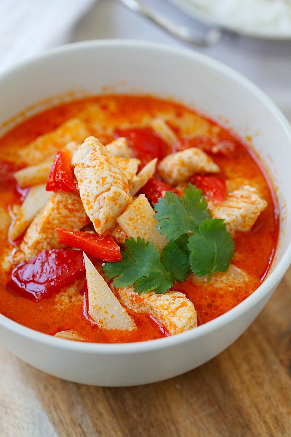 Easy Thai chicken curry with bamboo shoots recipe, easy to make at home.
