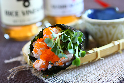 Hand roll is a popular sushi. Learn how to make hand roll with this easy hand roll recipe using Mizkan sushi seasoning and rice vinegar. | rasamalaysia.com