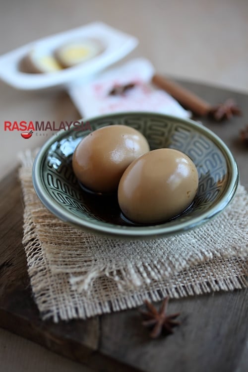 Chinese Braised Soy Sauce Eggs (滷蛋): This is a super easy recipe, you can save the braising soy sauce stock (滷水汁) in the fridge and re-use it again to make the eggs or tofu (bean curd). | rasamalaysia.com