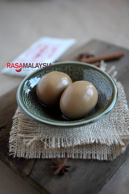 Chinese Braised Soy Sauce Eggs (滷蛋): This is a super easy recipe, you can save the braising soy sauce stock (滷水汁) in the fridge and re-use it again to make the eggs or tofu (bean curd). | rasamalaysia.com