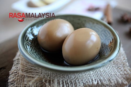 Chinese Braised Soy Sauce Eggs (滷蛋): This is a super easy recipe, you can save the braising soy sauce stock (滷水汁) in the fridge and re-use it again to make the eggs or tofu (bean curd). | rasamalaysia.com