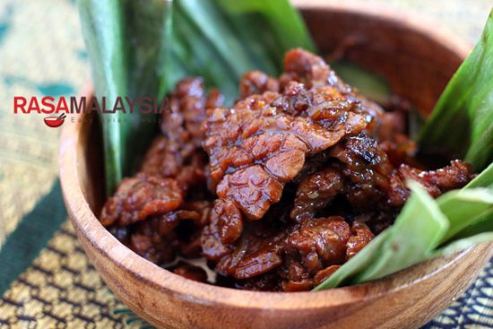 Daging Masak Kicap (Soy Sauce Beef): It takes only a few ingredients—a tender cut of beef, soy sauce, and sweet soy sauce. I use shallots as an aromatic but onion is equally fine. | rasamalaysia.com