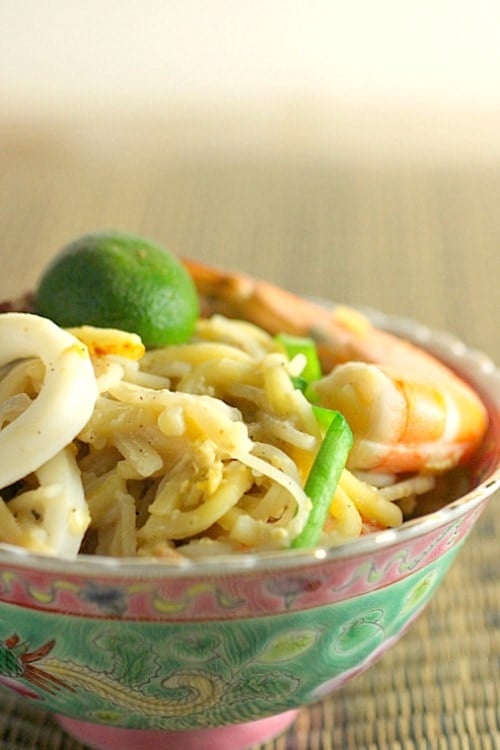 Singapore Hokkien Mee recipe - The prawn stock imparts the essence to the noodle and is the key ingredient that makes the bland-looking dish flavourful. | rasamalaysia.com
