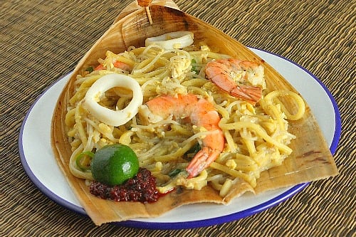Singapore Hokkien Mee recipe - The prawn stock imparts the essence to the noodle and is the key ingredient that makes the bland-looking dish flavourful. | rasamalaysia.com