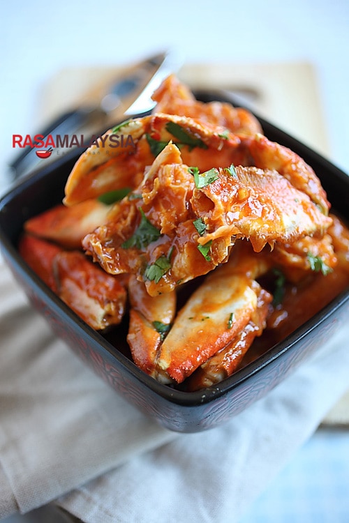 Chili Crab (Crab in Sour and Spicy Sauce) recipe - This rendition with the eggy, sweet, sour, and spicy sauce is perfect for entertaining guests or simply when you want to have a crab feast. | rasamalaysia.com