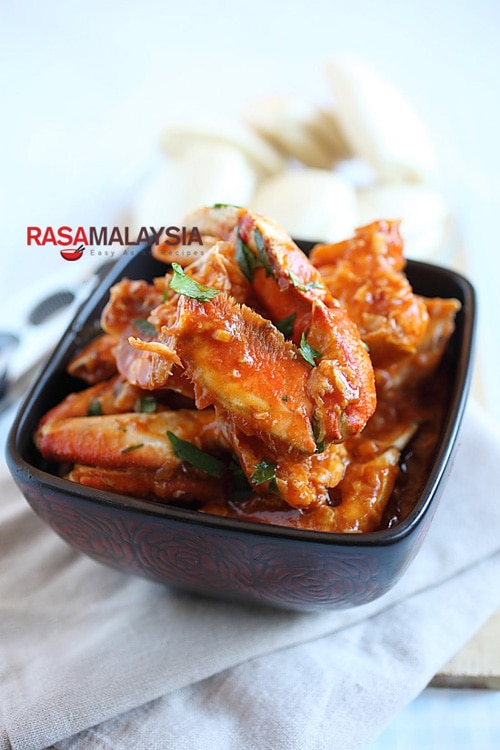 Chili Crab (Crab in Sour and Spicy Sauce) recipe - This rendition with the eggy, sweet, sour, and spicy sauce is perfect for entertaining guests or simply when you want to have a crab feast. | rasamalaysia.com
