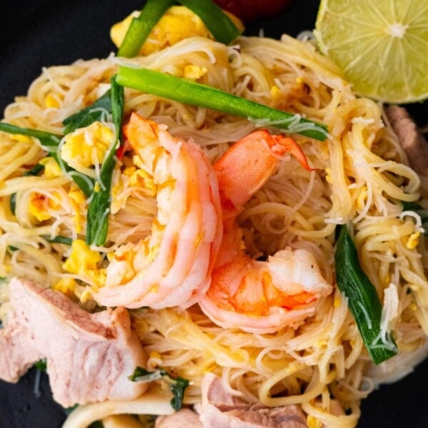 Singapore hokkien mee recipe served with lime and sambal.