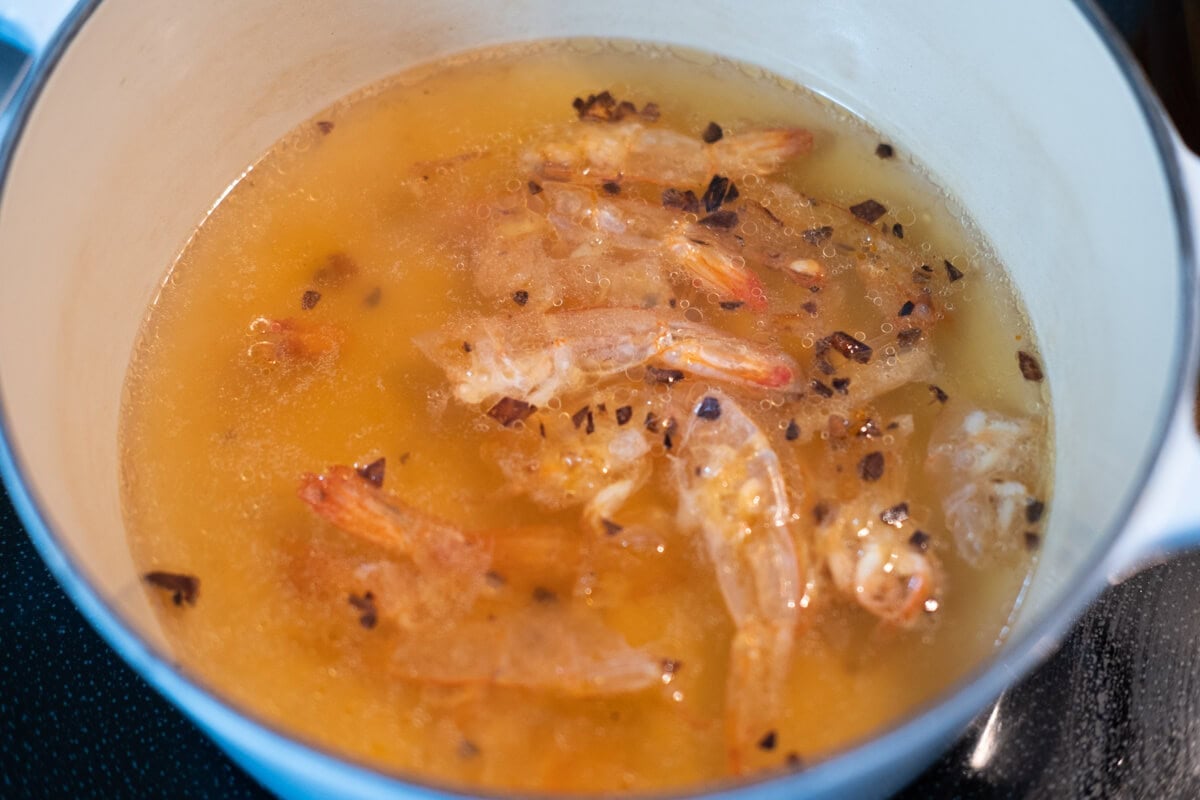 Cook the stir-fried prawn shells with chicken stock in a pot. 