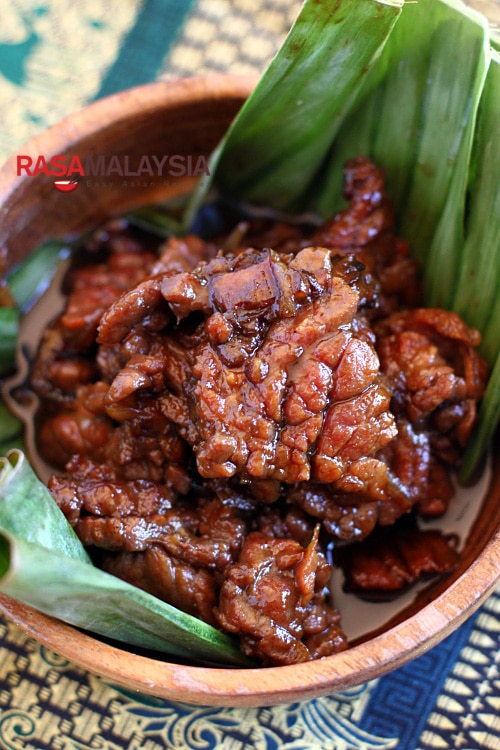 Daging Masak Kicap (Soy Sauce Beef): It takes only a few ingredients—a tender cut of beef, soy sauce, and sweet soy sauce. I use shallots as an aromatic but onion is equally fine. | rasamalaysia.com