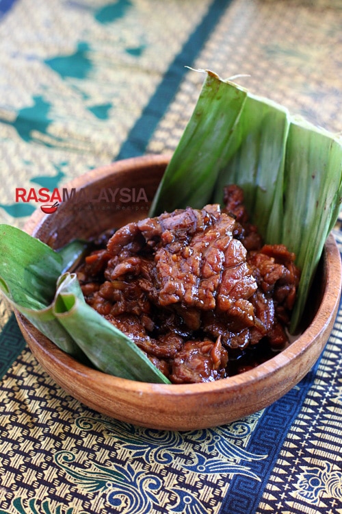 Daging Masak Kicap (Soy Sauce Beef): It takes only a few ingredients—a tender cut of beef, soy sauce, and sweet soy sauce. I use shallots as an aromatic but onion is equally fine. | rasamalaysia.com