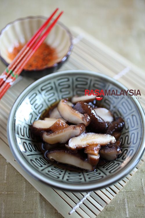 Braised Mushroom with Dashi recipe - I always make this Japanese-style braised mushrooms with dashi and mirin. The end result is a very simple side dish that is absolutely umamilicious. | rasamalaysia.com