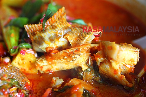 Curry Fish Head recipe - a mean pot of curry and goes very well with steamed white rice. | rasamalaysia.com