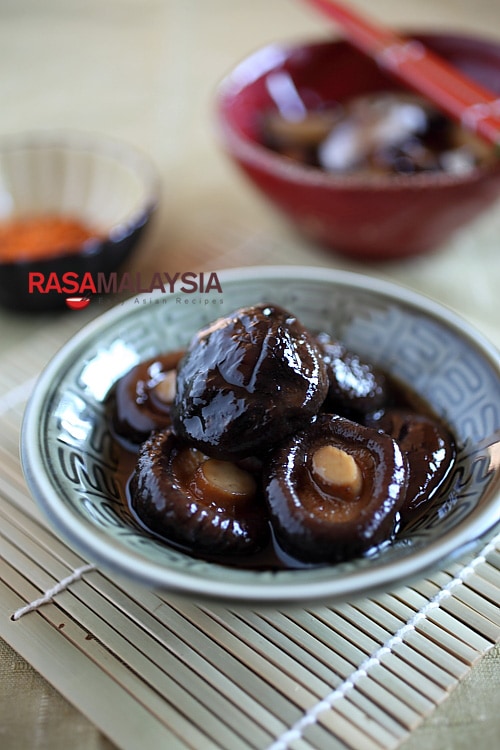 Braised Mushroom with Dashi recipe - I always make this Japanese-style braised mushrooms with dashi and mirin. The end result is a very simple side dish that is absolutely umamilicious. | rasamalaysia.com