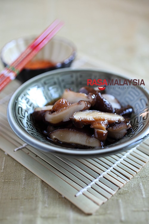 Braised Mushroom with Dashi recipe - I always make this Japanese-style braised mushrooms with dashi and mirin. The end result is a very simple side dish that is absolutely umamilicious. | rasamalaysia.com