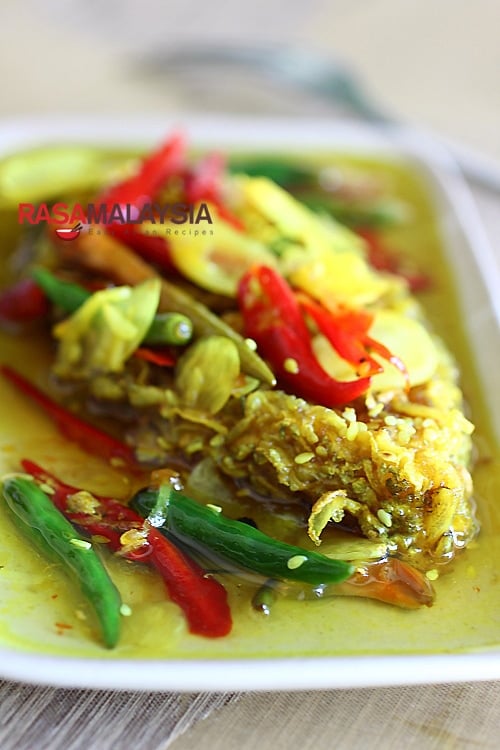 Nyonya Acar Fish recipe - This mouthwatering and super delicious fish, is a much celebrated Nyonya recipe. Everyone in my family loves this concoction of deep-fried fish pickled with a turmeric-vinegar base, spiced with garlic, ginger, and chilies. | rasamalaysia.com