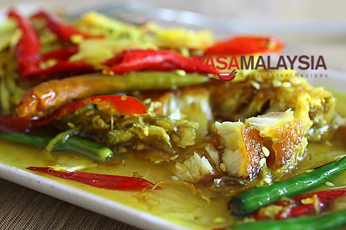 Nyonya Acar Fish recipe - This mouthwatering and super delicious fish, is a much celebrated Nyonya recipe. Everyone in my family loves this concoction of deep-fried fish pickled with a turmeric-vinegar base, spiced with garlic, ginger, and chilies. | rasamalaysia.com