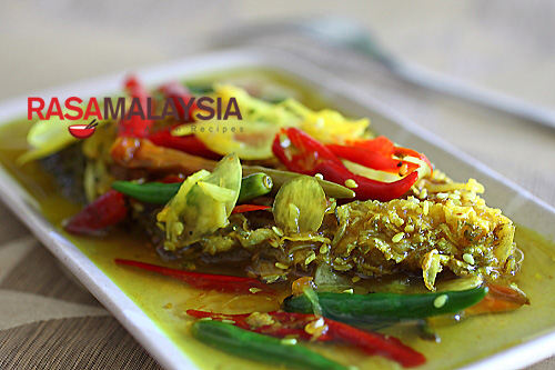 Nyonya Acar Fish recipe - This mouthwatering and super delicious fish, is a much celebrated Nyonya recipe. Everyone in my family loves this concoction of deep-fried fish pickled with a turmeric-vinegar base, spiced with garlic, ginger, and chilies. | rasamalaysia.com