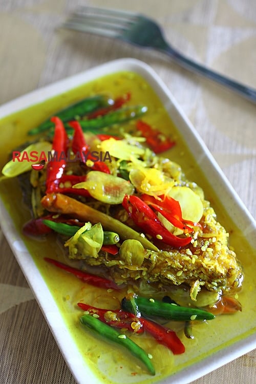 Nyonya Acar Fish recipe - This mouthwatering and super delicious fish, is a much celebrated Nyonya recipe. Everyone in my family loves this concoction of deep-fried fish pickled with a turmeric-vinegar base, spiced with garlic, ginger, and chilies. | rasamalaysia.com