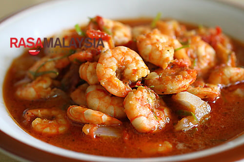 Sambal Udang (Prawn Sambal) recipe - Every bite is bursting with the briny flavor of the prawn, follows by the complex flavor of the fiery sambal, and ends with a citrusy note of the kaffir lime leaves. | rasamalaysia.com