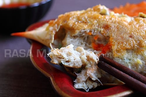 Stuffed crab or poo cha is a delicious crab dish where the crab shell is stuffed with the filling of crab and ground pork. Stuffed crab poo cha is great! | rasamalaysia.com