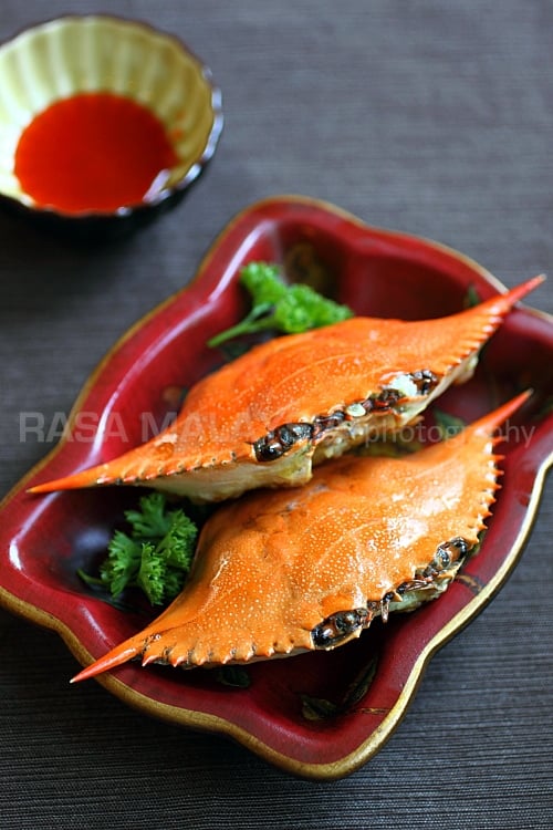 Stuffed crab or poo cha is a delicious crab dish where the crab shell is stuffed with the filling of crab and ground pork. Stuffed crab poo cha is great! | rasamalaysia.com