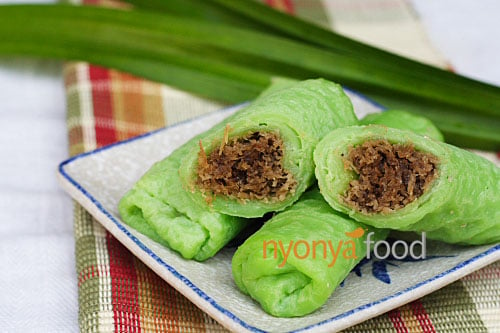 Kuih dadar or kuih tayap is a rolled crepe flavored with pandan juice and filled with grated coconut steeped in gula melaka or Malaysian palm sugar. | rasamalaysia.com