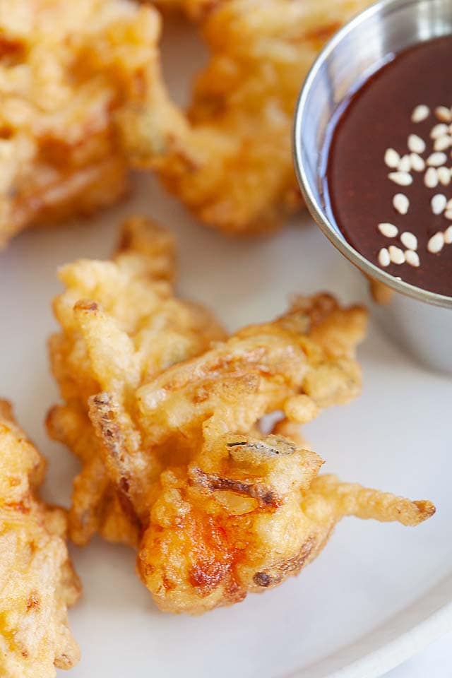 Shrimp fritters recipe with flour, shrimp and bean sprouts.