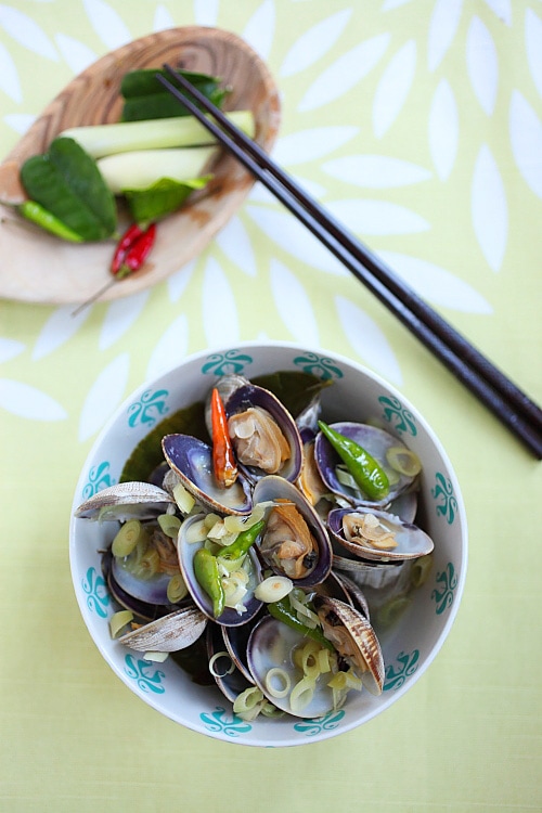 Thai-style Steamed Clams - this dish is everything Thai food is all about: hot, sour, aromatic, and addictive! | rasamalaysia.com