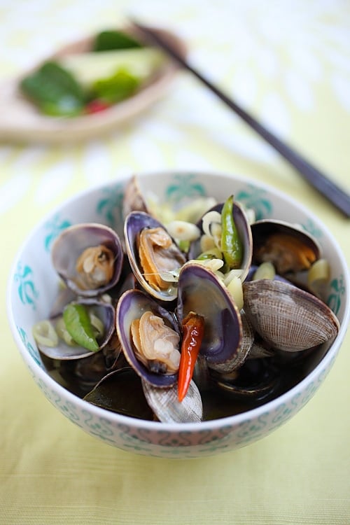 Thai-style Steamed Clams - this dish is everything Thai food is all about: hot, sour, aromatic, and addictive! | rasamalaysia.com