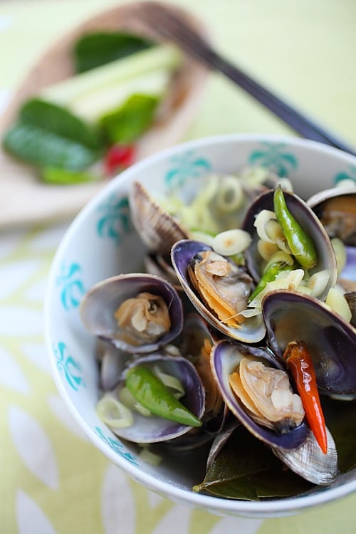 Thai-style Steamed Clams - this dish is everything Thai food is all about: hot, sour, aromatic, and addictive! | rasamalaysia.com