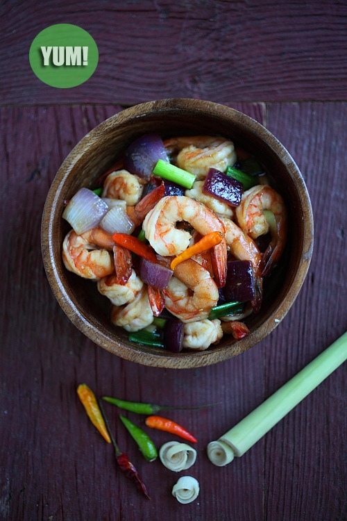 Lemongrass Shrimp - the EASIEST and BEST shrimp stir-fry recipe ever, with lemongrass onion and hoisin sauce | rasamalaysia.com