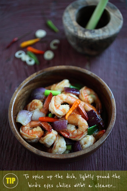 Lemongrass Shrimp - the EASIEST and BEST shrimp stir-fry recipe ever, with lemongrass onion and hoisin sauce | rasamalaysia.com