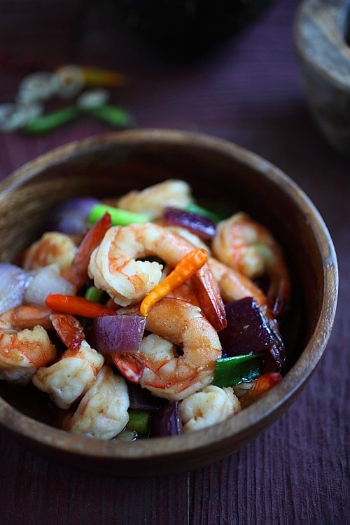 Lemongrass Shrimp - the EASIEST and BEST shrimp stir-fry recipe ever, with lemongrass onion and hoisin sauce | rasamalaysia.com