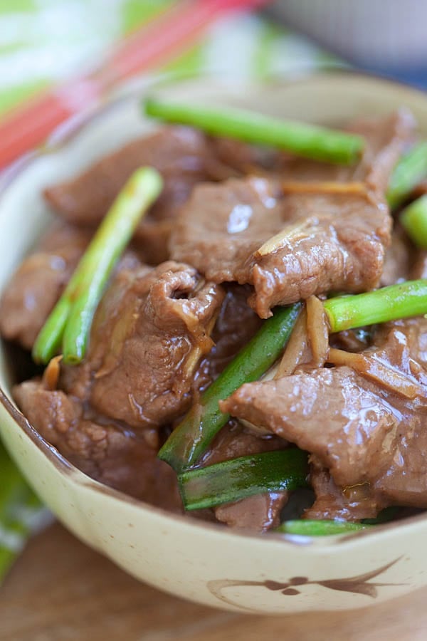 Tasty Chinese stir fry beef with scallions and gingers in brown sauce.