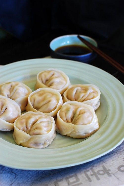 Korean mandu and mandu recipe. Mandu are Korean dumplings. Mandu is a must-have during Lunar New Year. Easy Mandu recipe made with kimchi. | rasamalaysia.com