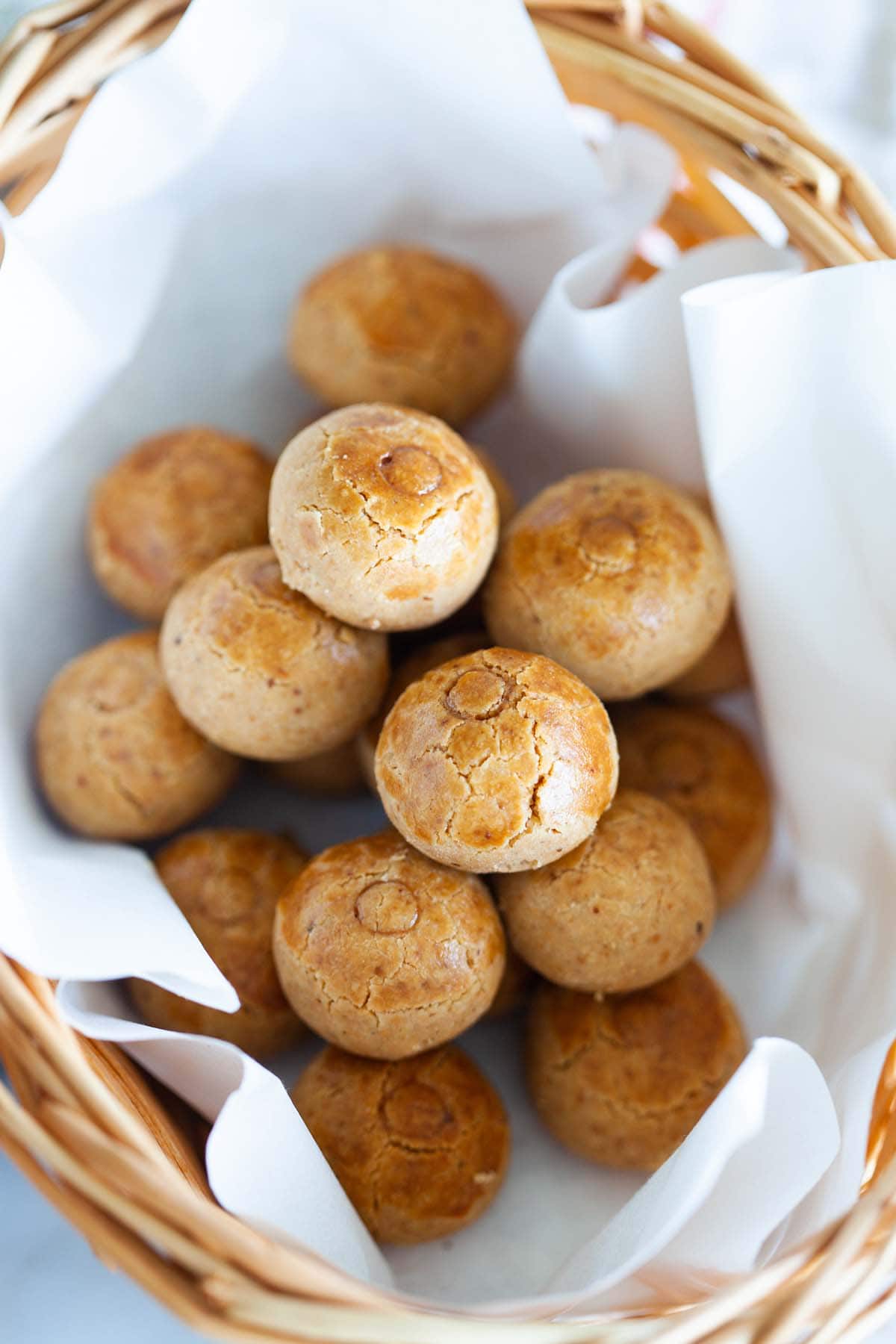 Amendoim cookies em uma cesta de compras.