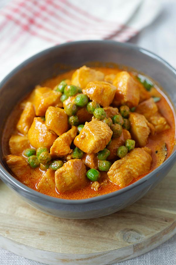 Panang curry with chicken and green peas in a bowl.