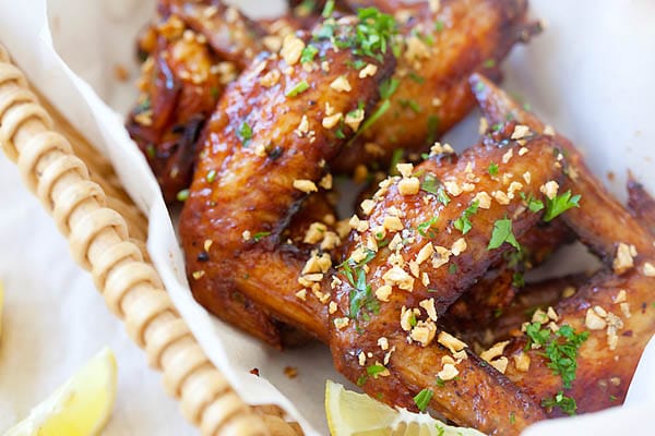 Ailes de poulet à la sauce de poisson vietnamienne faciles et rapides, servies dans un panier.