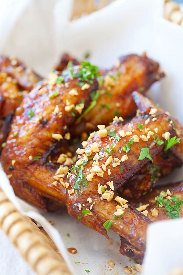 Marinade facile d'ailes de Pok Pok vietnamien maison avec sauce de poisson.