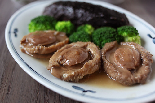 Easy Hong Kong braised abalone with sea cucumber, ready to serve.