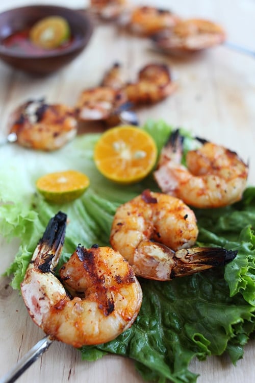 Easy Vietnamese grilled butterfly tiger prawns marinade with lemongrass and sriracha, ready to serve.