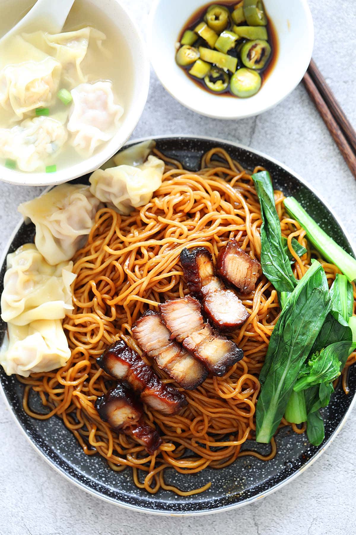 Wonton noodles and wonton noodles soup, ready to serve.