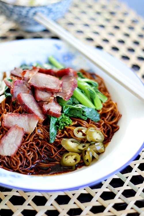 Wonton noodles and wonton noodles soup, ready to serve.